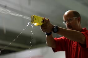 Qué son las pistolas taser, las armas no letales que podrán ser utilizadas por Carabineros