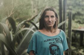 Neige Sinno, escritora francesa: “No tengo ganas de ir arrastrando la imagen de una víctima de abuso”