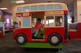 Chuck E. Cheese's, un clásico donde los niños juegan bajo techo y comen pizzas XL