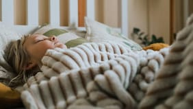 Qué es la melatonina, el suplemento para dormir que causó un alza de intoxicaciones en niños de Chile