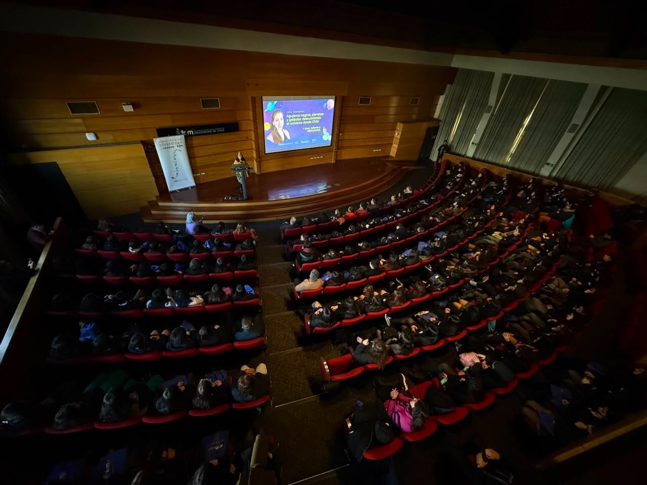 Charla de Tere Paneque y otras actividades: más de 300 niñas de Liceos Bicentenario vivieron jornada científica en la U. de Chile