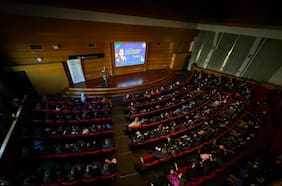 Charla de Tere Paneque y otras actividades: más de 300 niñas de Liceos Bicentenario vivieron jornada científica en la U. de Chile