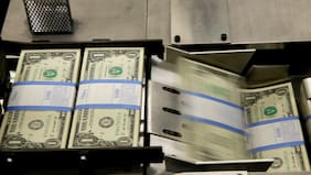 El dólar retoma su tendencia al alza y se dispara por sobre los $900