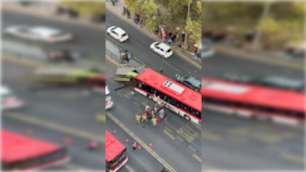 Bus del sistema Red choca contra paradero con pasajeros en avenida Vicuña Mackenna