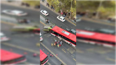 Bus del sistema Red choca contra paradero con pasajeros en avenida Vicuña Mackenna