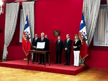 Kast promulga ley de combustibles y valora apoyos de la centro izquierda: “Tenemos una oposición consciente”