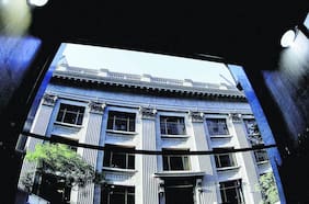 Manifestantes encabezados por excandidatos presidenciales Eduardo Artés y Roxana Miranda protestan en acceso al Banco Central