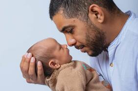 Cómo lidiar con el arrepentimiento de haber sido un “mal padre”, según una psicoterapeuta