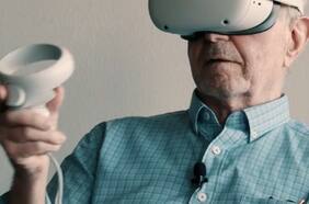 Anciano crea un holograma para que sus nietos lo puedan “conocer en vida”