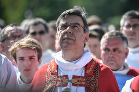 La caída del arzobispo de París: el Papa acepta su renuncia tras admitir una relación con una mujer