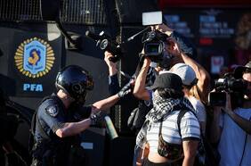 Detienen a chileno en manifestación contra “ley ómnibus” en Argentina por agredir a agentes de seguridad