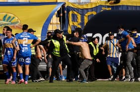 Bochornoso final: hinchas de Everton invaden el partido ante la UC para increpar a sus jugadores