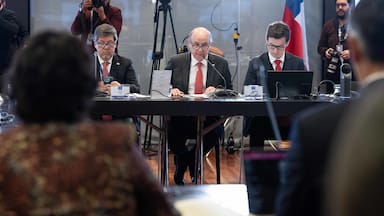 Quiroz enfrenta tenso inicio de discusión y oposición presiona por aplazar vigencia de megarreforma