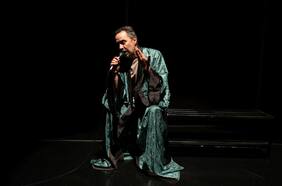 Obra de teatro de Rodrigo Pérez busca respuestas en los dinosaurios