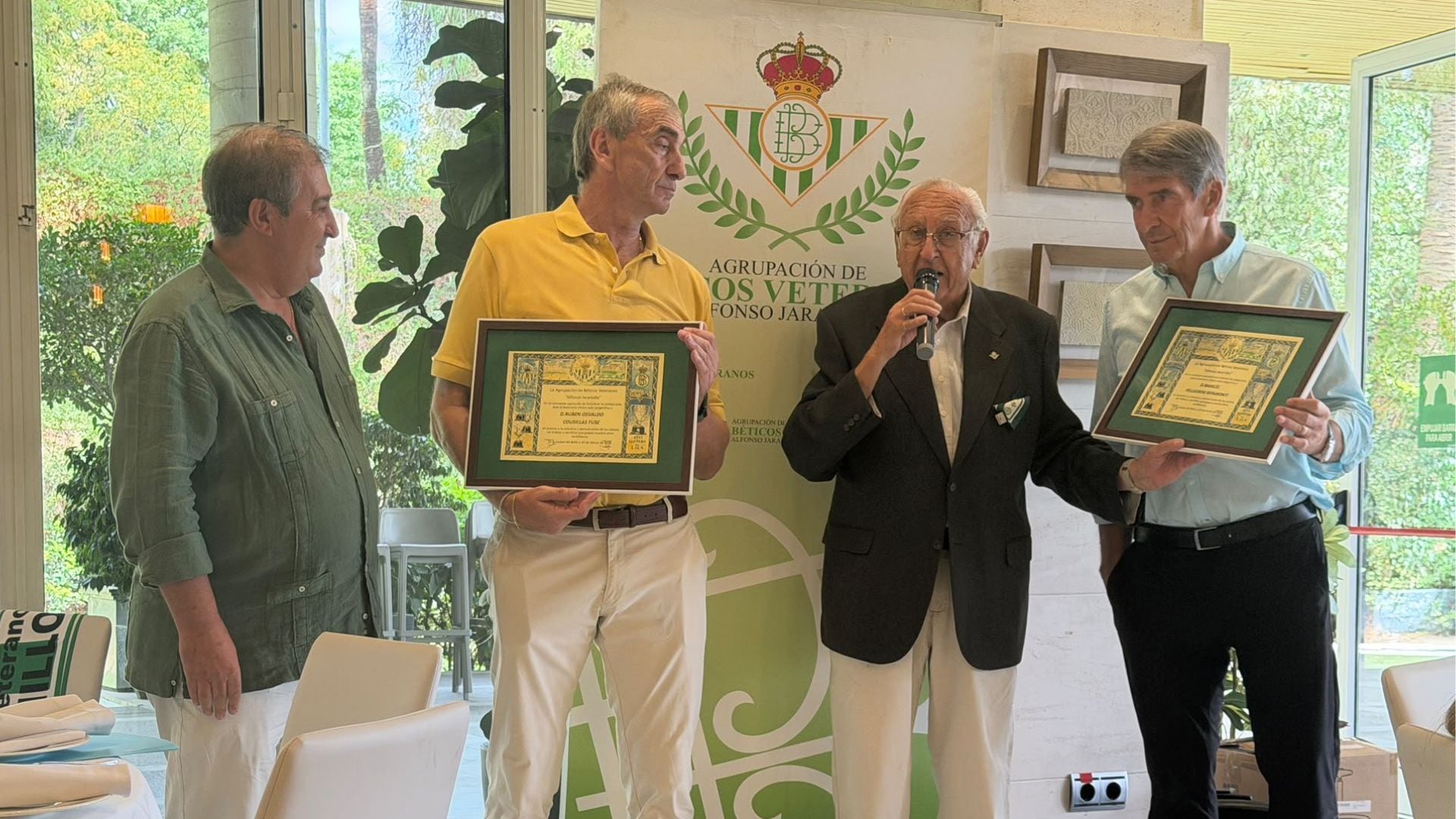 Compartió un almuerzo junto a los fanáticos: Manuel Pellegrini es homenajeado por la Agrupación de Béticos Veteranos