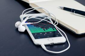 Entregan pocas ganancias y no potencian los shows: se revela el impacto de las plataformas digitales en los músicos