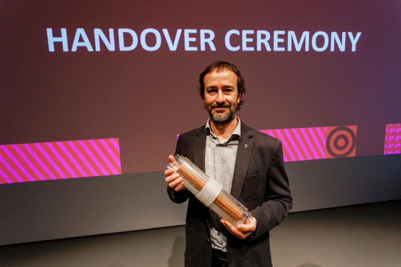 Nicolás Leyton, director ejecutivo de Chile en Frankfurt, recibe el GuestScroll con una cita de Gabriela Mistral
