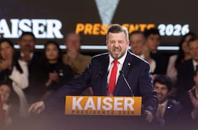 “Bachelet con esteroides” y entonando la tercera estrofa del himno: la controversial proclamación de Kaiser como candidato presidencial