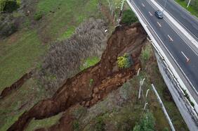 Ministra Tohá confirma cierre preventivo de Camino Internacional por socavón de 20 metros en Concón