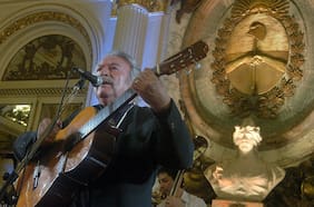 A los 82 años muere el cantautor argentino César Isella