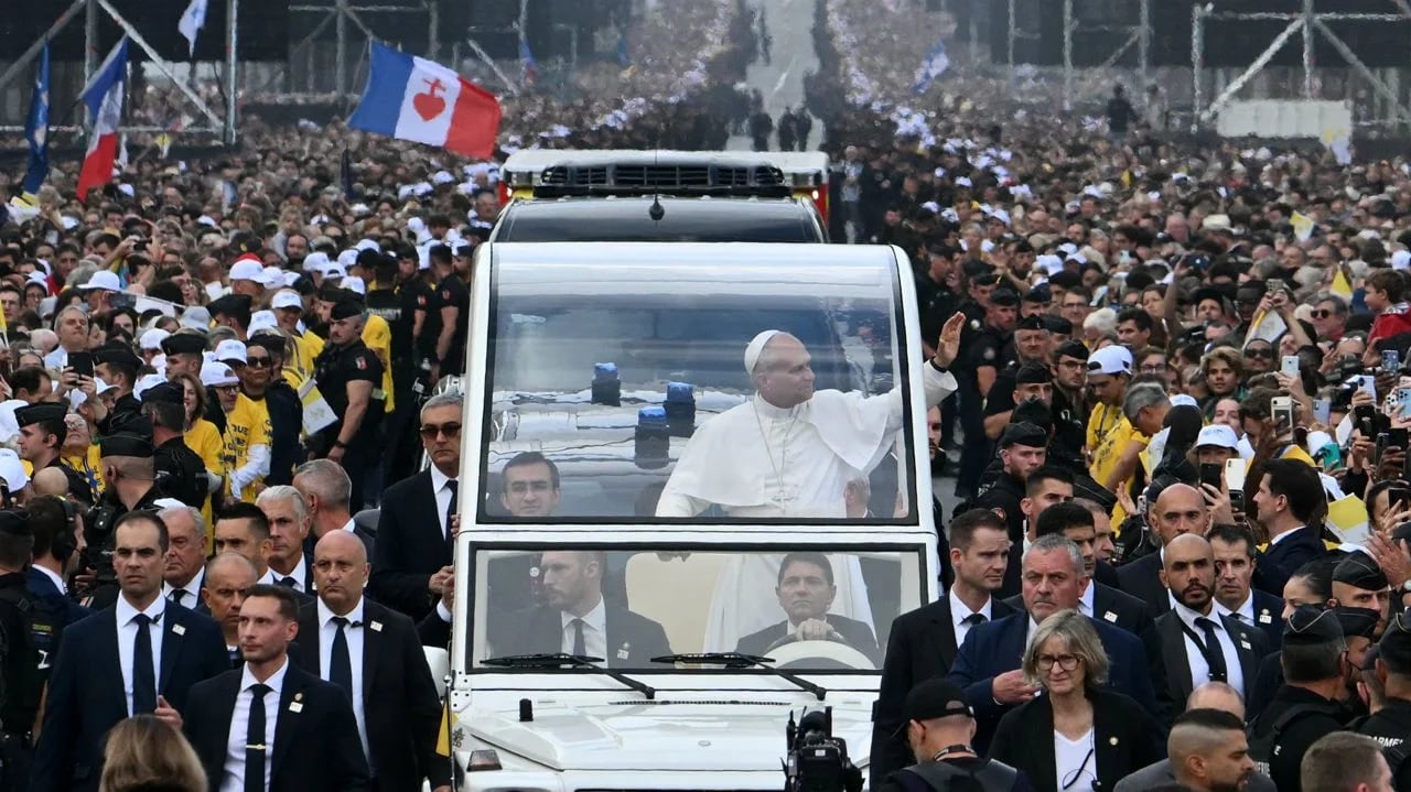 El Papa León XIV llegando a la Plaza de la Concordia en París, Francia.