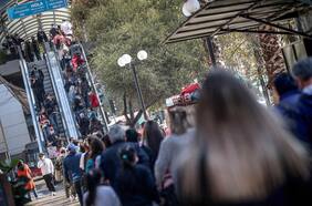 Ad portas del Día de la Madre: largas filas se registran en los accesos al Costanera Center