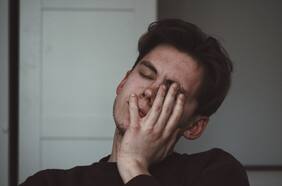 No es solo un dolor de cabeza: cómo identificar, prevenir y tratar las migrañas