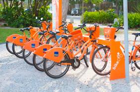 Columna de Bastián Henríquez y Ricardo Hurtubia: La silenciosa salida de las bicicletas naranjas