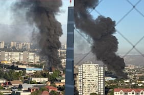 Incendio en distribuidora de neumáticos en San Miguel provoca densa nube de humo visible en distintas comunas de la RM