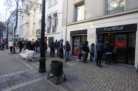 Largas filas en algunas oficinas de AFP en Santiago por expectativas en torno a retiro del 10% de las pensiones