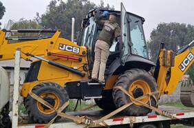 Una retroexcavadora, un camión y una camioneta: recuperan en parcela de Colina vehículos robados