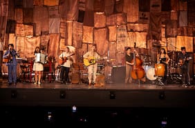 Con sorpresas en el set Los Bunkers inician su Gira Acústica Chile 2025 en el Teatro Municipal de Viña del Mar