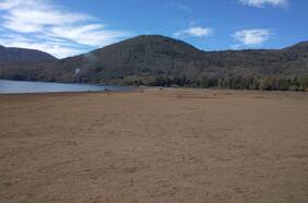 Lago Caburgua se seca y revive “fantasma” de un fenómeno que ya sufrió hace 80 años