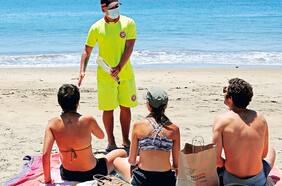 Cuidar el distanciamiento entre visitantes: el reto de los salvavidas en las playas