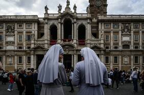Miles de fieles visitan la tumba de Francisco en su primer día abierta al público, a la espera del cónclave
