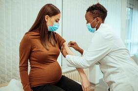 Estudio en 30 mil embarazadas asegura que no hay peligro en vacunarse contra el Covid-19