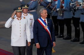 Kast firma decretos para “la emergencia”: pide construir barreras físicas y trasladar más militares a la Macrozona Norte