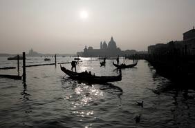 Restricciones a cruceros, límite para uso de mesas en restoranes y cobro por tomar fotos: las medidas de las ciudades para frenar el “turismo de masas”