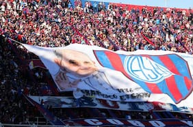 Incluyendo una estatua: el imponente homenaje de San Lorenzo al Papa Francisco, su hincha más famoso