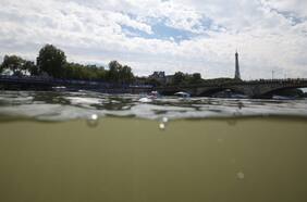 París 2024 suspende otra vez la práctica del triatlón en el río Sena por la contaminación del agua