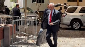 Presidente electo José Antonio Kast sorprende con especial regalo a la prensa