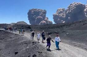 Impresionante erupción del Volcán Etna sorprende a turistas muy cerca de la cumbre