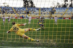 “Existió un doble toque de balón”: Roberto Tobar aplica duro castigo contra el árbitro Garay por el papelón de validar el penal viciado de Everton