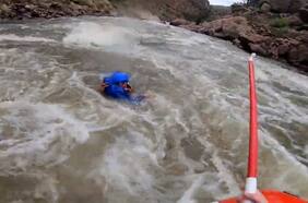 Captan la dramática caída de una mujer en un torrentoso río mientras hacía rafting en Colorado