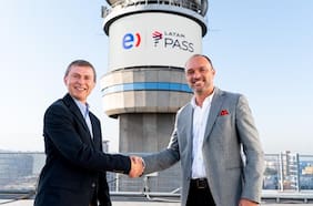 Latam Pass y Entel anuncian alianza para su programa de millas para pasajeros frecuentes