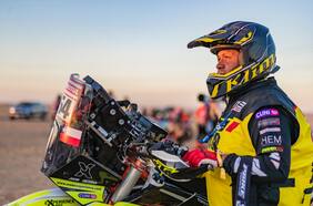 Rescatando el auténtico Dakar: la historia del único chileno que competirá en la extenuante categoría que prohíbe la asistencia externa