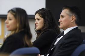 El perturbador caso de una mujer acusada de asesinar a su padrastro tras encontrar fotos íntimas suyas en su computador