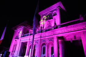 Palacio Falabella de Providencia se ilumina de rosa para dar inicio al Mes de la concientización del cáncer de mamas
