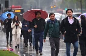 A qué hora comienza la lluvia en Santiago, acompañada de fuertes vientos