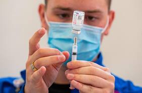 Los mandatos para ponerse la vacuna contra el covid-19 dividen a las empresas estadounidenses